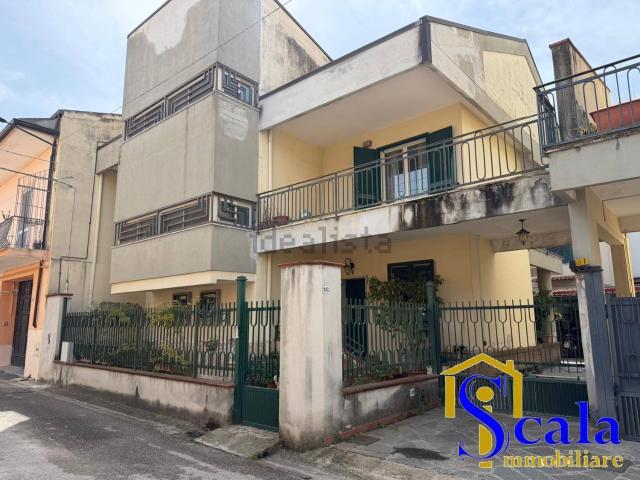 Case e ville in vendita di 315 m² in Via Vittorio Veneto