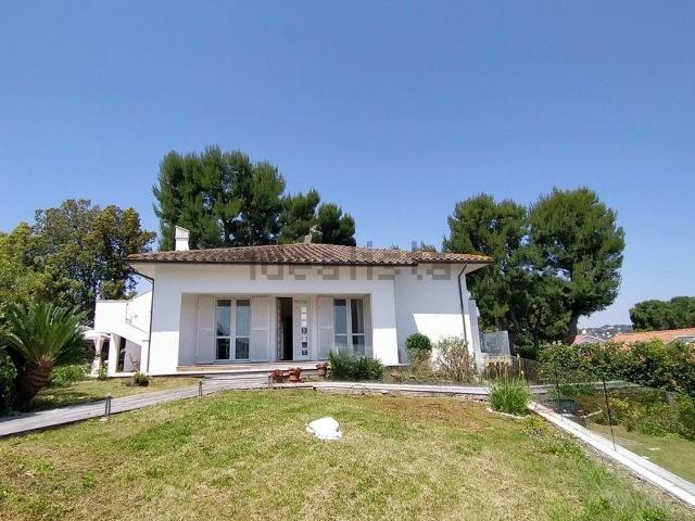 Case e ville in vendita di 316 m² in Via Ancona