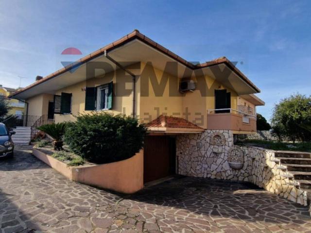 Case e ville in vendita di 316 m² in Via Giove, 30