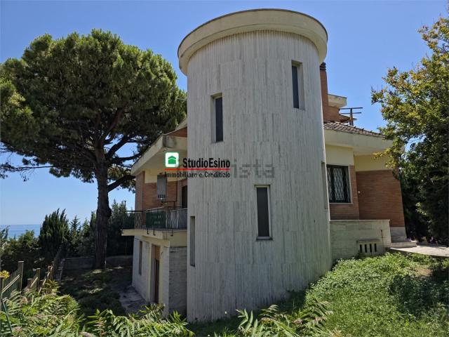 Case e ville in vendita di 316 m² in Via Firenze, 152