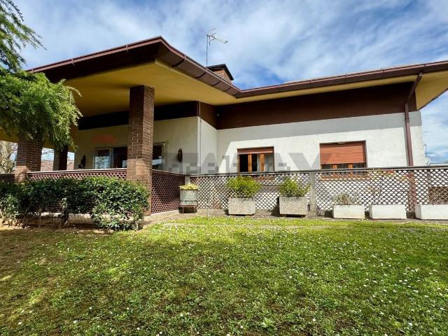 Case e ville in vendita di 316 m² in Strada dei Tigli, 33