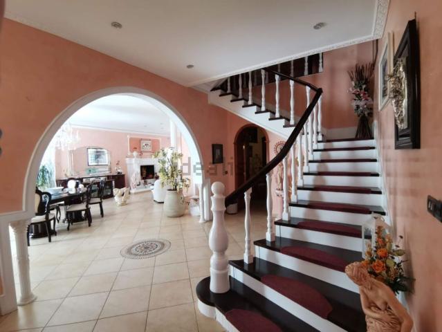 Case e ville in vendita di 317 m² in Via Alipio, 14