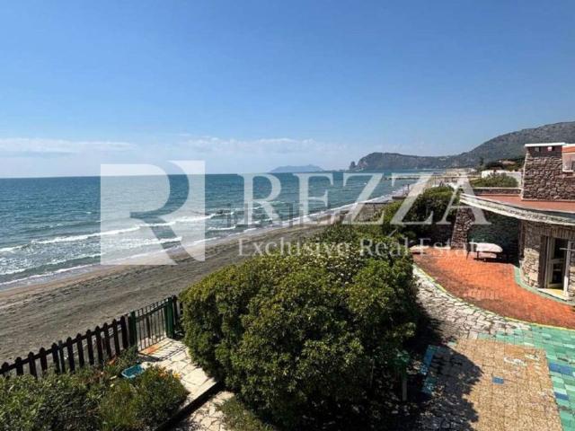 Case e ville in vendita di 317 m² in Via Flacca, 2756