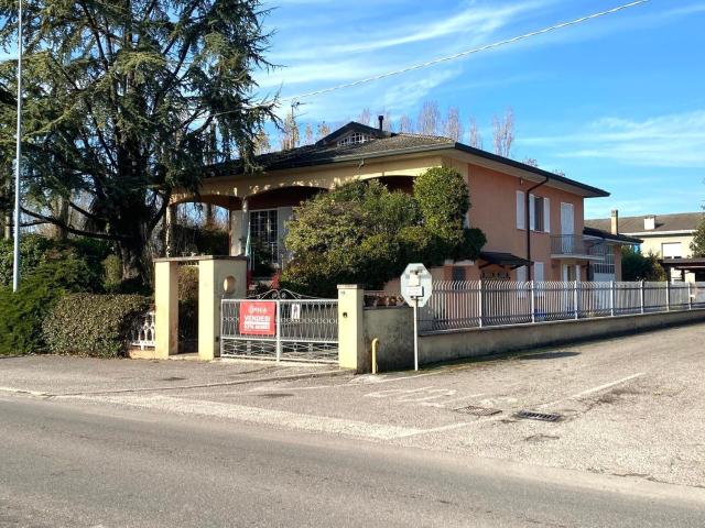 Case e ville in vendita di 317 m² in Strada Montanara Sud, 115