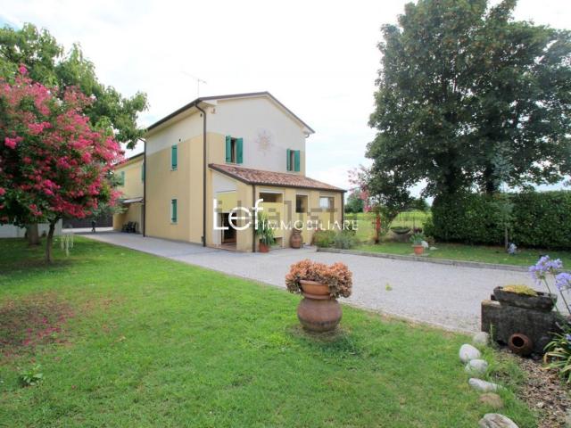 Case e ville in vendita di 318 m² in Via Manzoni