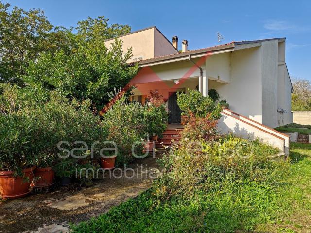 Case e ville in vendita di 318 m² in Strada Vicinale di Cisterna, 67
