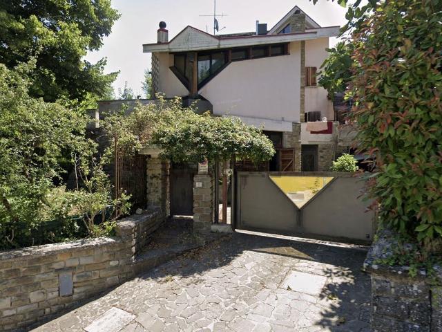 Case e ville in vendita di 319 m² in Via Giardini, 1