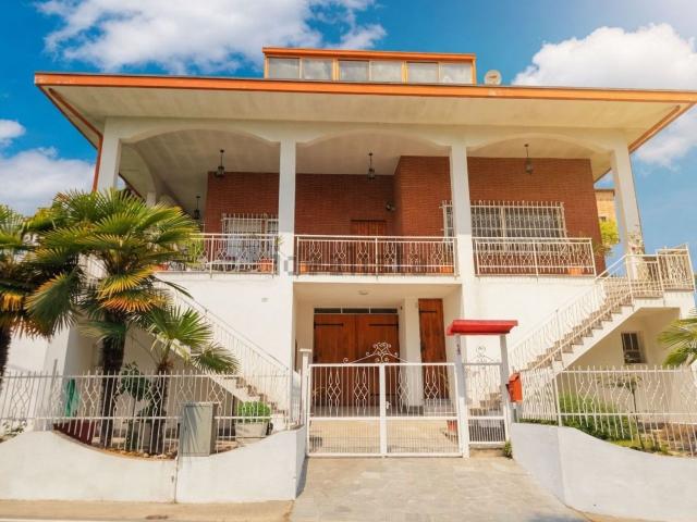 Case e ville in vendita di 319 m² in Via Fagnani, 13