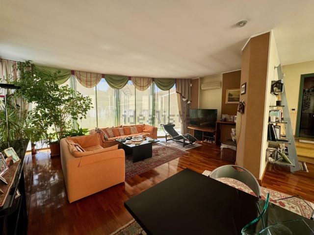 Case e ville in vendita di 319 m² in Via Luigi Barbieri, 34