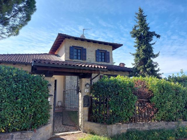 Case e ville in vendita di 319 m² in Via M. Benedicta, 9