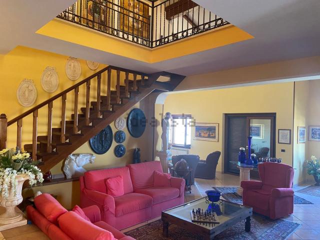 Case e ville in vendita di 319 m² in Via Sassari