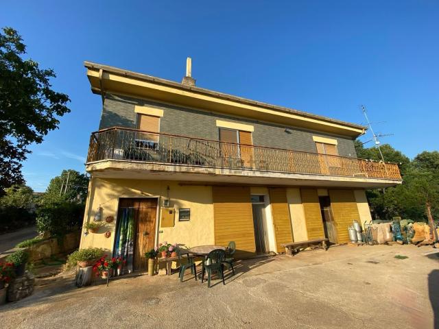 Case e ville in vendita di 320 m² in Via Colle Comare