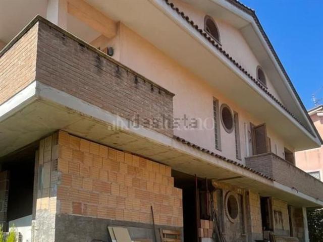 Case e ville in vendita di 320 m² in Via Capizzone