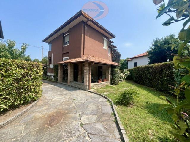 Case e ville in vendita di 320 m² in Via Cesare Beccaria