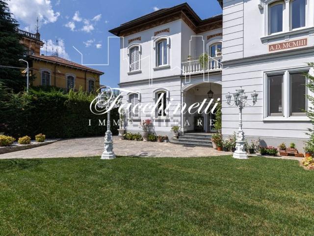 Case e ville in vendita di 320 m² in Via A. Volta, 18