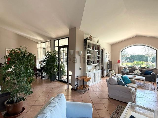 Case e ville in vendita di 320 m² in Via Amleto Novelli
