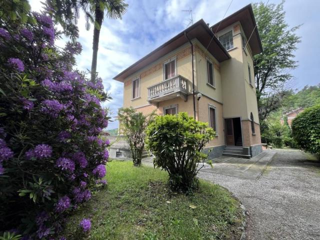 Case e ville in vendita di 320 m² in Via Ai Monti