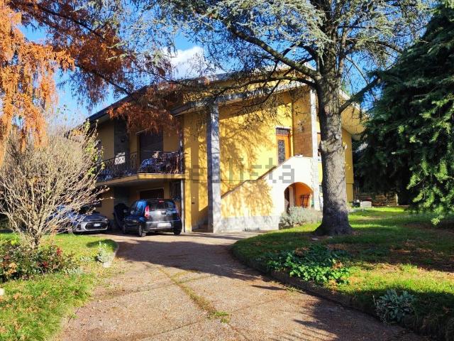 Case e ville in vendita di 320 m² in Via Broggino