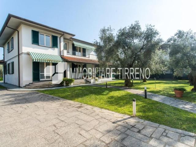 Case e ville in vendita di 285 m² in Via G. Carducci