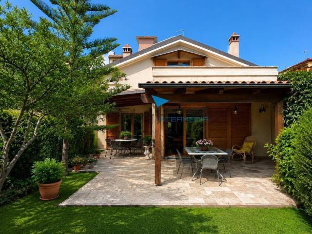 Case e ville in vendita di 320 m² in Via Grotta del Cavallone, 4