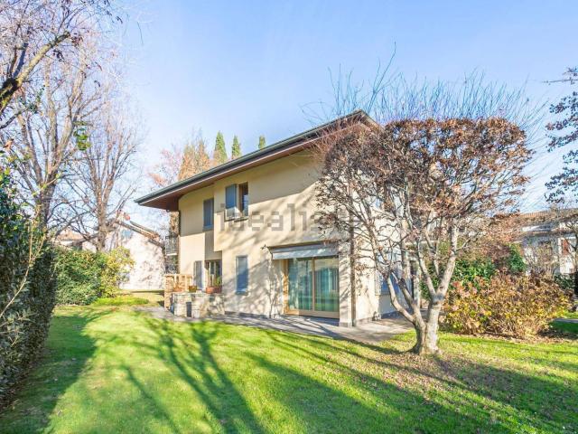 Case e ville in vendita di 320 m² in Via Guglielmo Marconi, 6