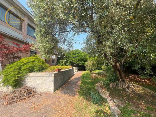 Case e ville in vendita di 320 m² in Via Don Giovanni Minzoni