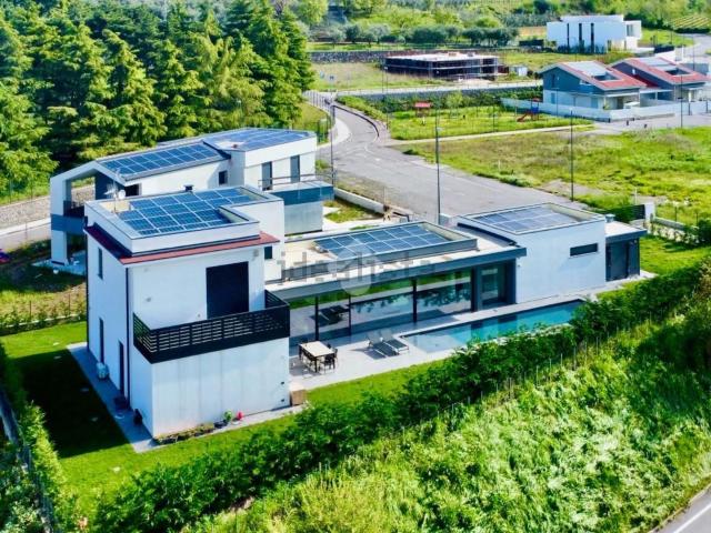 Case e ville in vendita di 320 m² in Via Danzia, 125