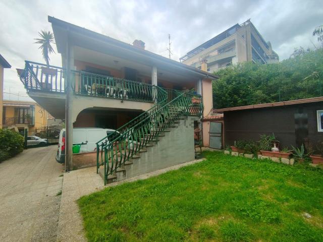 Case e ville in vendita di 320 m² in Via dei Bolognesi