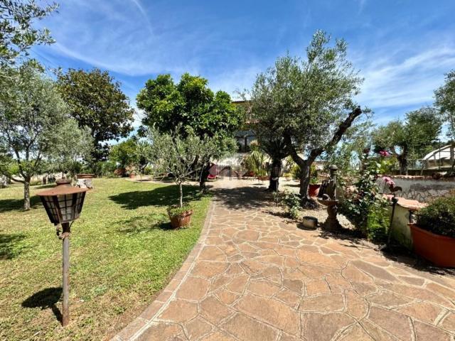 Case e ville in vendita di 320 m² in Via dei Remondini, 104