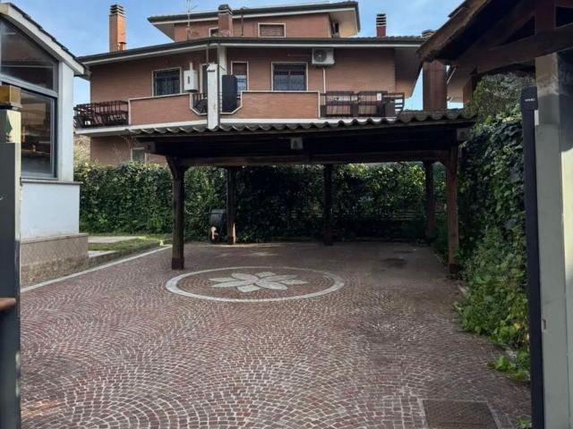 Case e ville in vendita di 320 m² in Via Divino Amore