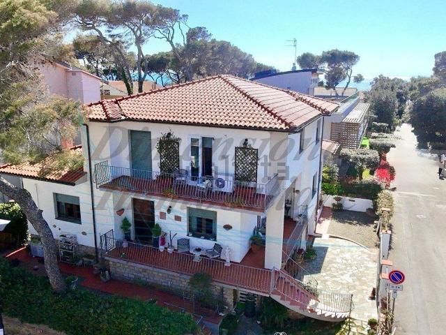 Case e ville in vendita di 320 m² in Via di Villa Marina