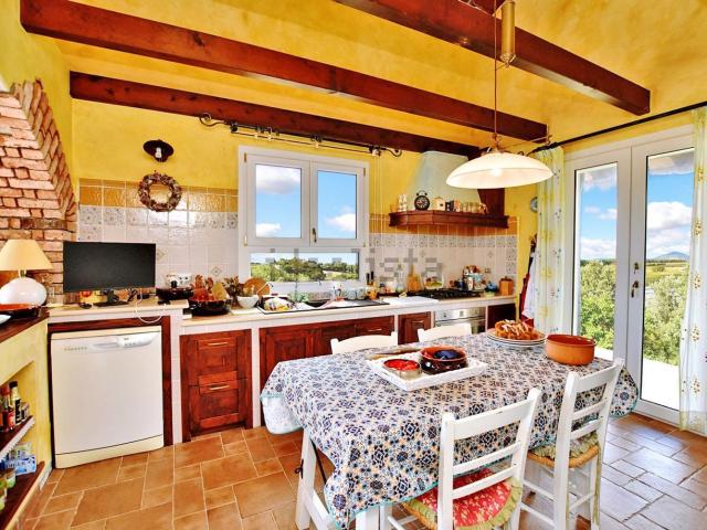 Case e ville in vendita di 320 m² in Via Funtana