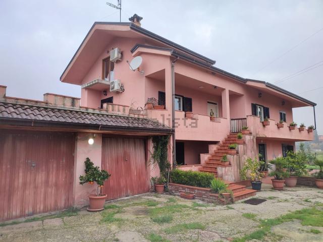 Case e ville in vendita di 320 m² in Via Isola Tocca