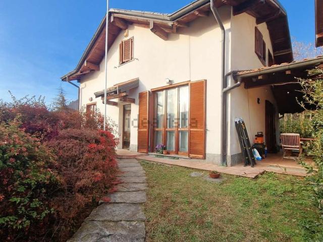 Case e ville in vendita di 320 m² in Via IV Novembre