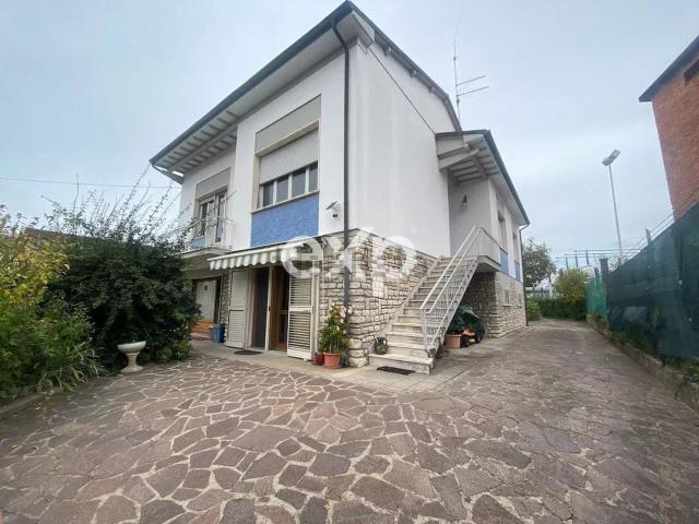 Case e ville in vendita di 320 m² in Via Livornese, 144