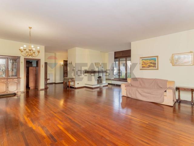Case e ville in vendita di 320 m² in Via Monte Rosa, 3