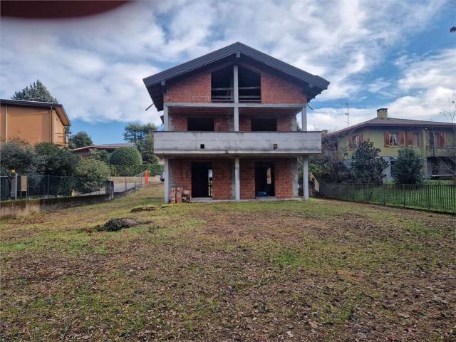Case e ville in vendita di 320 m² in Via Montello