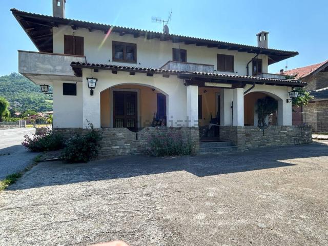 Case e ville in vendita di 320 m² in Via Monviso, 2