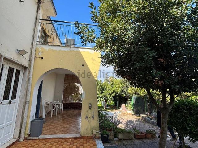 Case e ville in vendita di 320 m² in Via Mar Ionio, 42