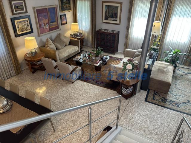Case e ville in vendita di 320 m² in Via Nazario Sauro, 31