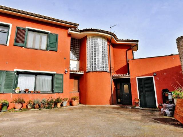 Case e ville in vendita di 320 m² in Via S&apos Ena
