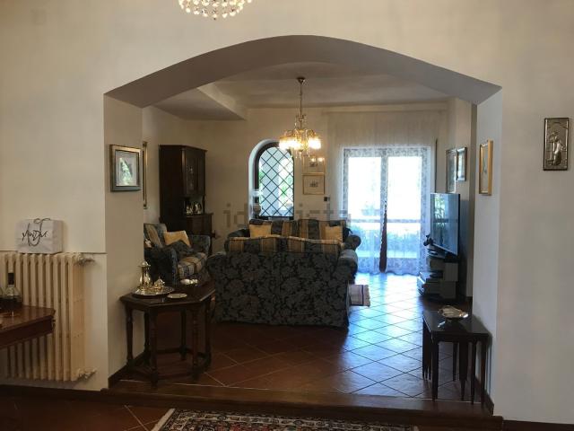 Case e ville in vendita di 320 m² in Via San Francesco, 14