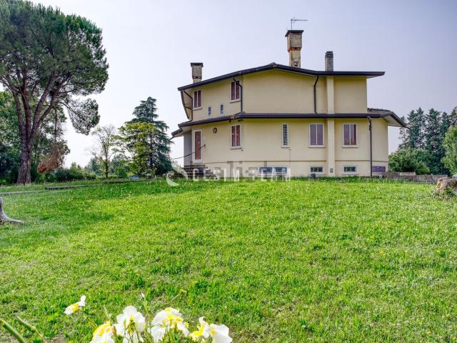 Case e ville in vendita di 320 m² in Via Schiavonia, 120