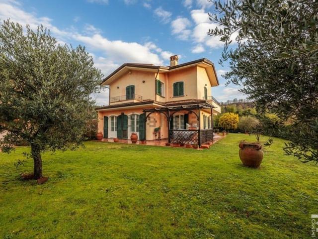 Case e ville in vendita di 320 m² in Via Porta Parma