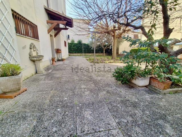 Case e ville in vendita di 320 m² in Via Palermo