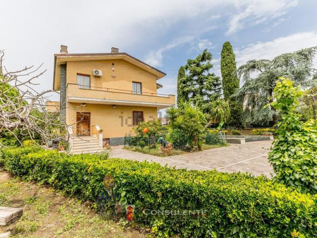 Case e ville in vendita di 320 m² in Via Panarea, 5