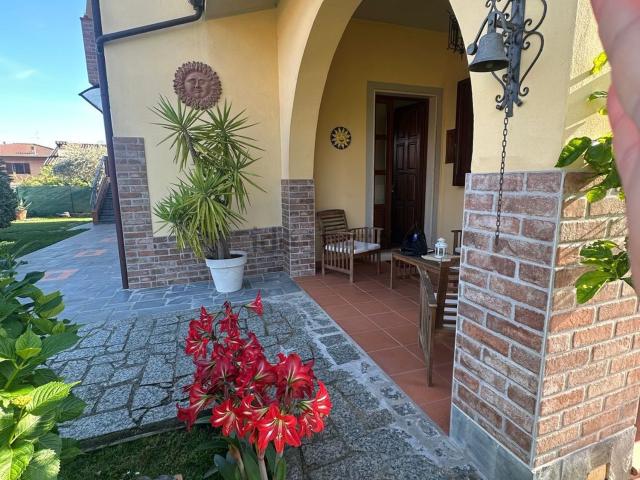 Case e ville in vendita di 320 m² in Via Pernice