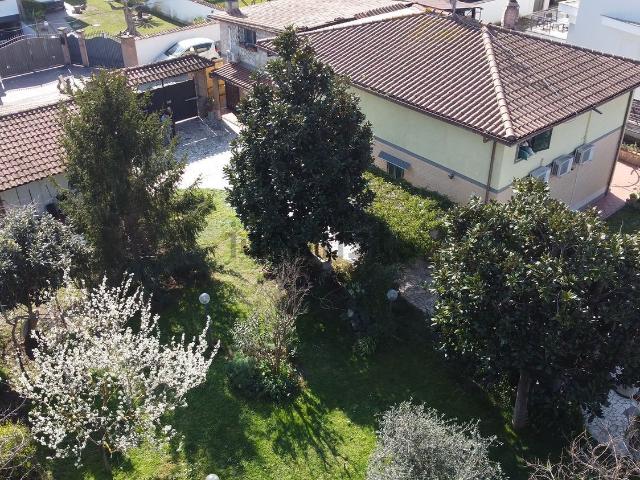 Case e ville in vendita di 320 m² in Via Pier Alessandro Guglielmi