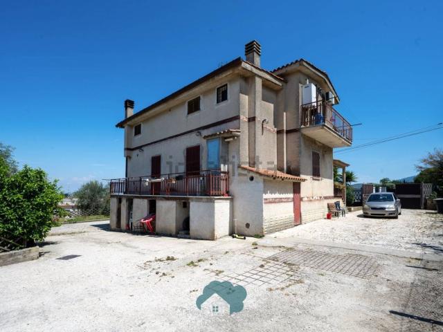 Case e ville in vendita di 320 m² in Via Puglia
