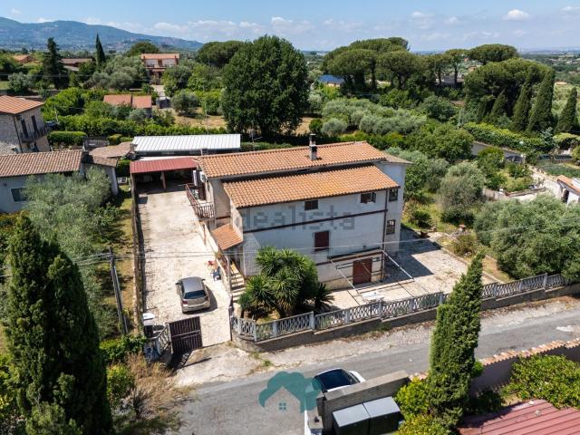 Case e ville in vendita di 320 m² in Via Puglia